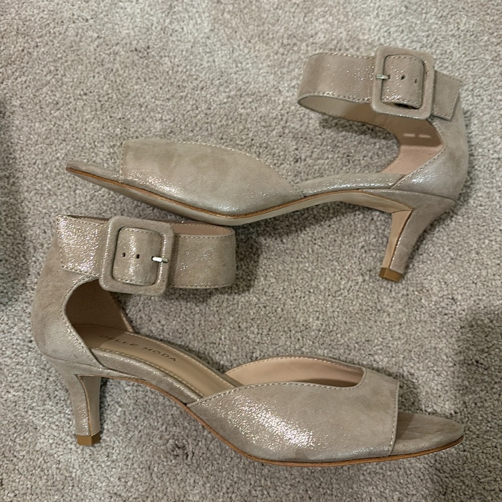 Pelle Moda Taupe Shimmer Ankle Buckle Low heel Sandal Shoes Heels 7.5 - Picture 2 of 6